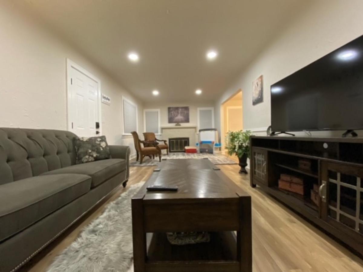 B&B Spokane - Charming Brick Home with bonus space & foosball - Bed and Breakfast Spokane