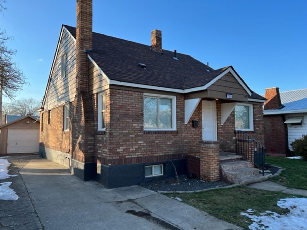 Charming Brick Home with bonus space & foosball - Bed and Breakfast