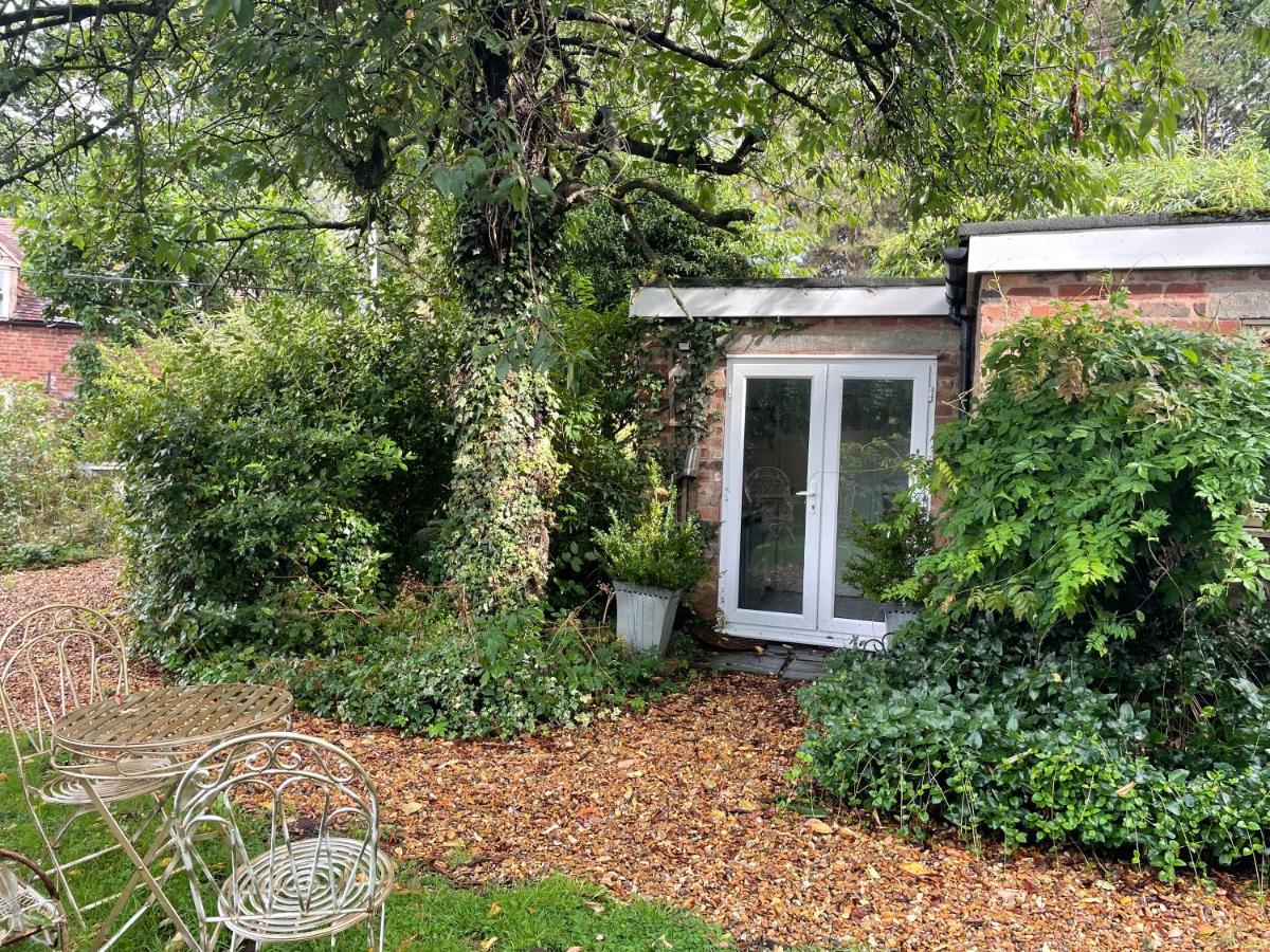 The Big Cosy Boudoir Bed + Hot tub - B&B Harvington