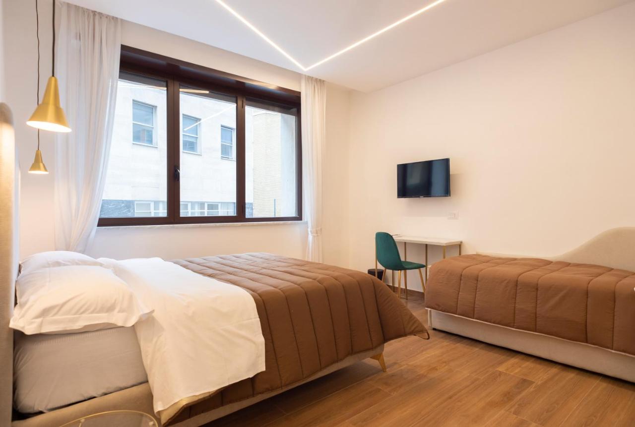 Dreibettzimmer mit Stadtblick