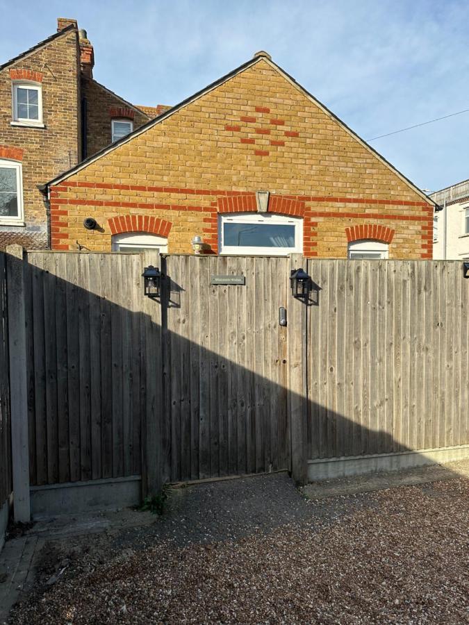 Whitstable Wishes, a Stylish Seaside Retreat, Whitstable with Parking Space - Ferienwohnung