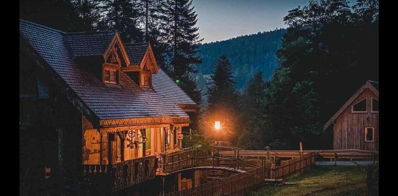 B&B Berghütte - Ferienhaus Häxenäscht mit Sauna, Hotpot und Schopf mit gemütlichem Stübli und Pizzaofen - Bed and Breakfast Berghütte