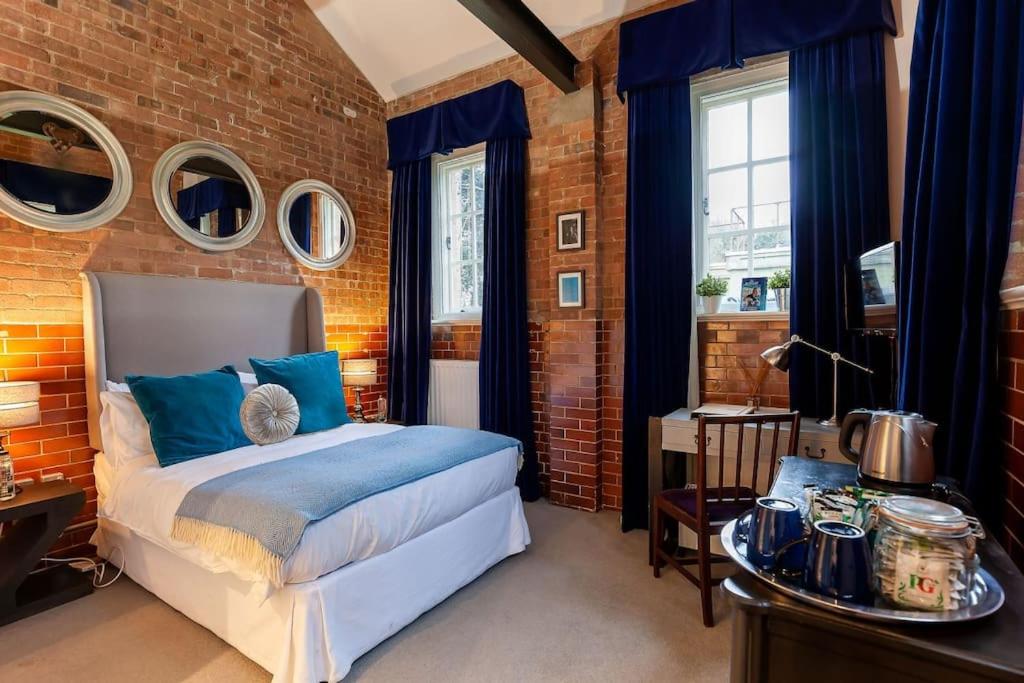 B&B Bicester - Duclos (Private Ensuite room) at Bicester Heritage - Bed and Breakfast Bicester