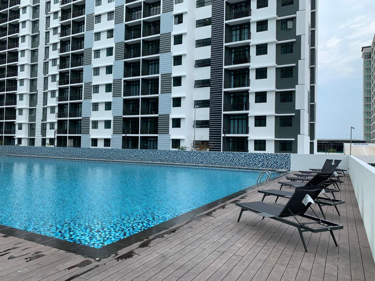 Desaru Utama Apartment with Swimming Pool View, Karaoke, FREE WIFI, Netflix, near to Car Park - Chambres d'hôtes Bandar Penawar