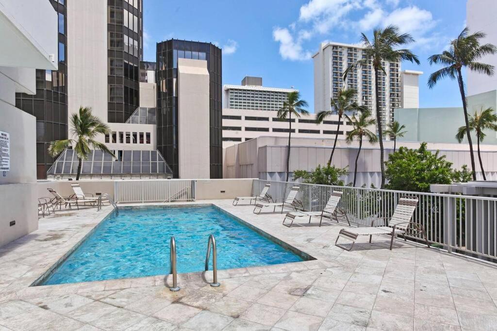 B&B Honolulu - Modern Studio - Heart of Waikiki with Parking! - Bed and Breakfast Honolulu