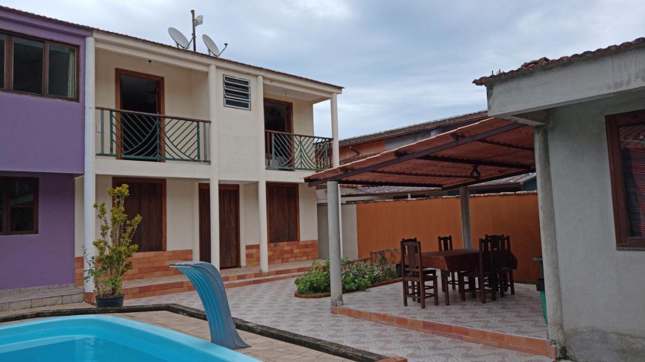 Casa com piscina em condomínio - B&B