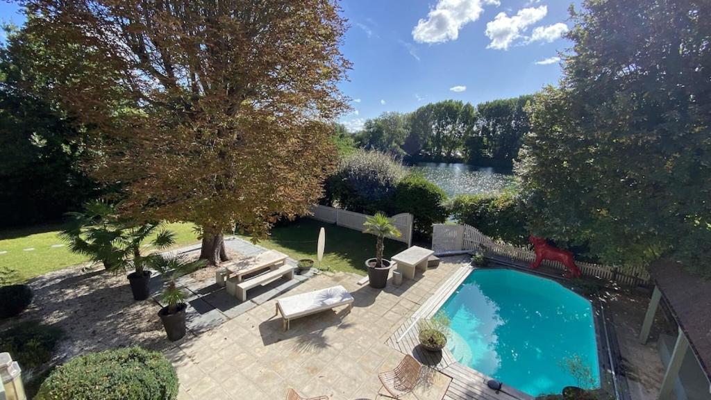 Belle demeure avec piscine, vue et accès direct à la Seine, très proche de Paris - B&B Carrières-sur-Seine