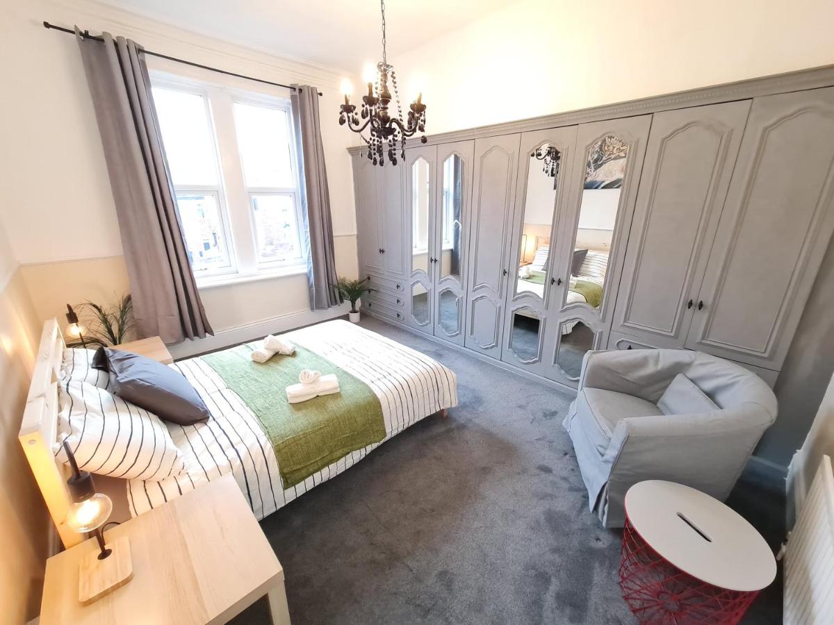 Large 3 Bed Flat, Free Parking - Ferienwohnung