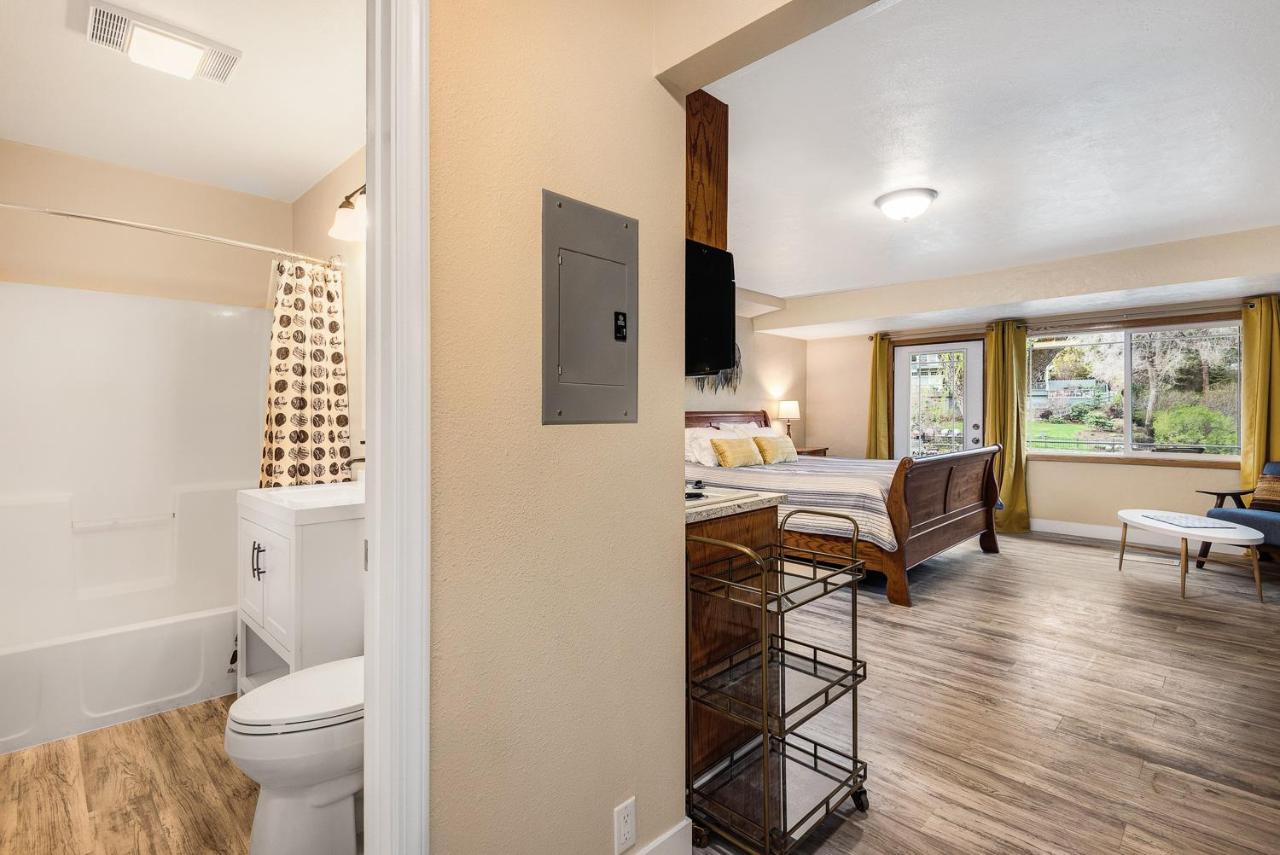 Riverfront Cottage - Pet Friendly
