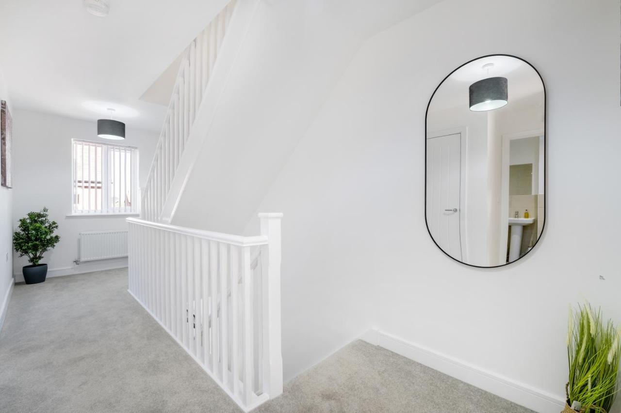 Luxaura 5 Bedroom 3 Bath Service House with Parking - Ferienwohnung Aylesbury