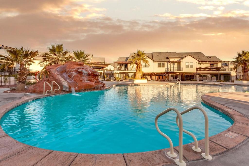 Ocotillo Springs 27 Southern Utah Adventure Paddle Boards, Kayaks, Home Gym, Community Pool and Splash Pad - B&B
