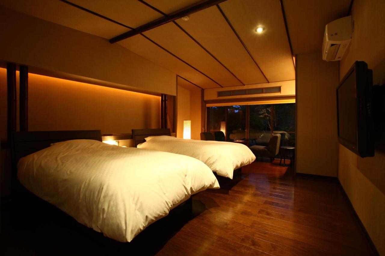Twin Room with Private External Bathroom