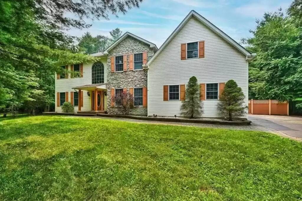 Cheerful 5-bedroom resort with heated pool - B&B