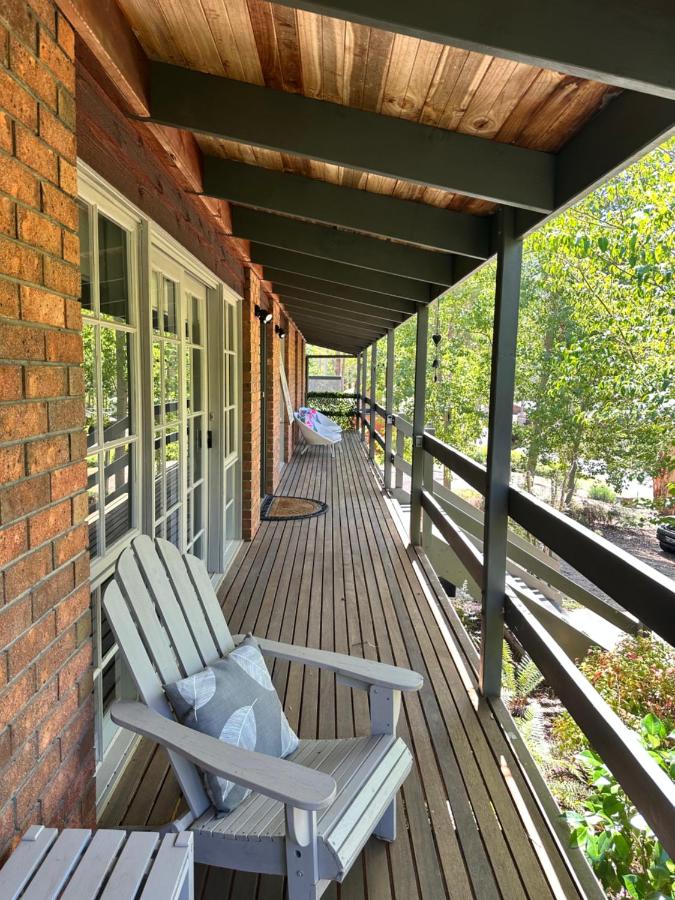 Two Mountains Lodge - Modern Alpine Retreat with Spa - 3mins to Mt Buller - Chambres d'hôtes Mount Buller