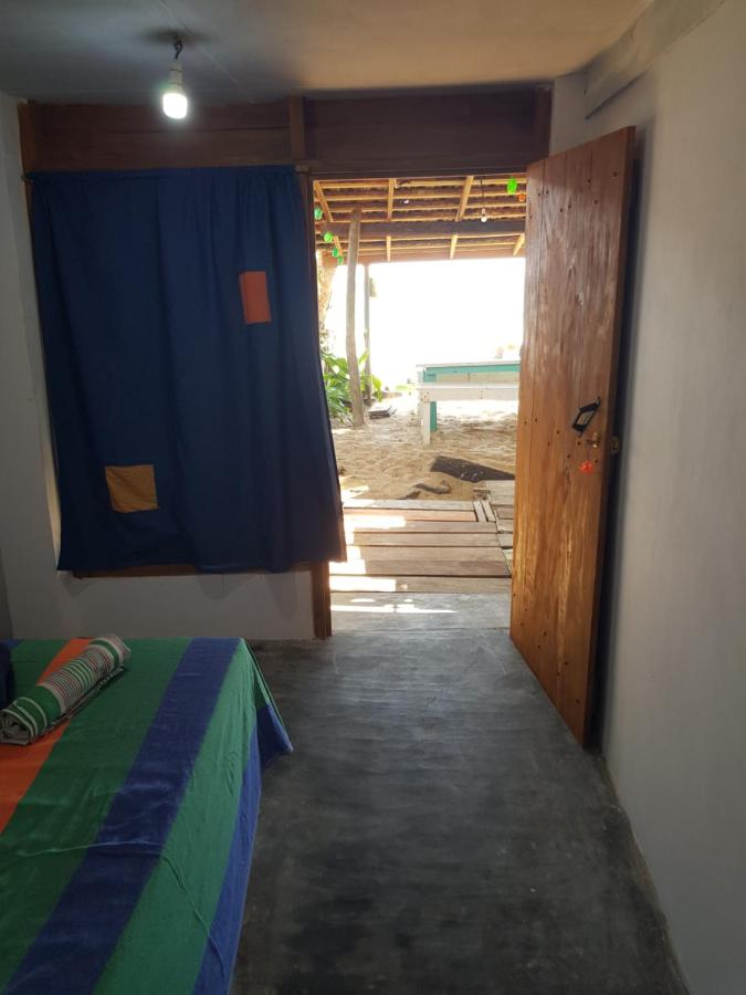 Habitación con cama extragrande y vistas al mar