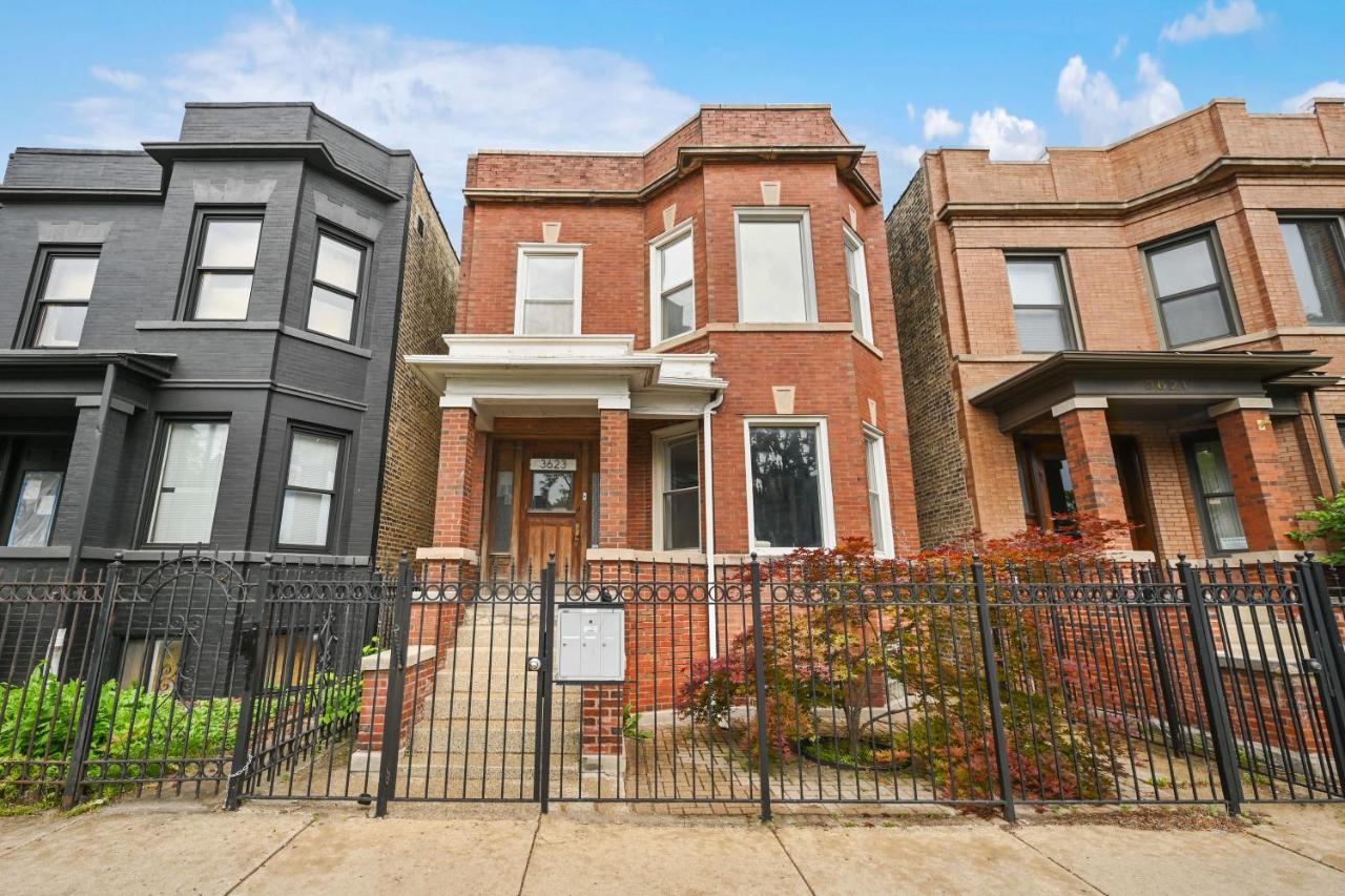 2 Bed Apt w/ Office, Free Parking, Near Wrigley - Bed and Breakfast