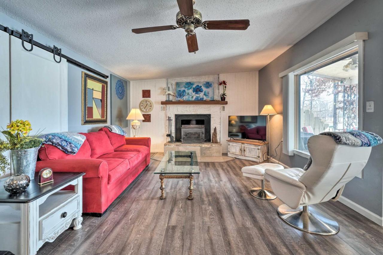 Lakefront Vacation Rental with Deck and 2 Docks! - Chambres d’hôtes