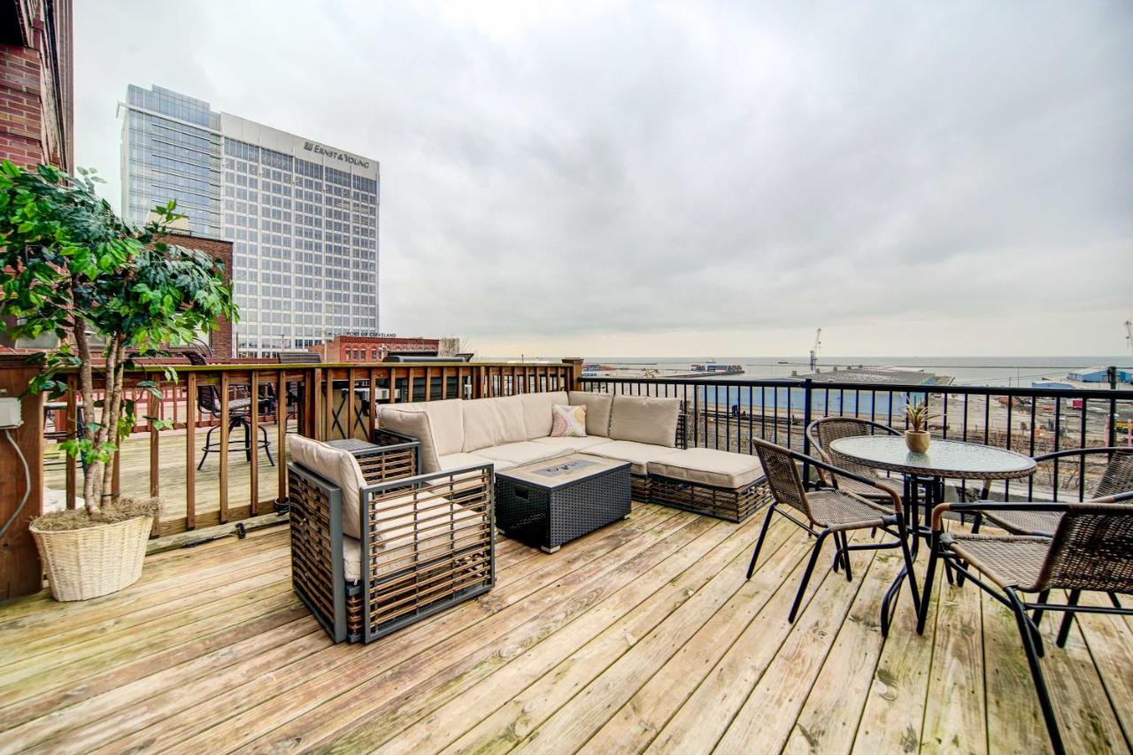Waterfront Cleveland Apt about 1 Mi to Downtown - B&B