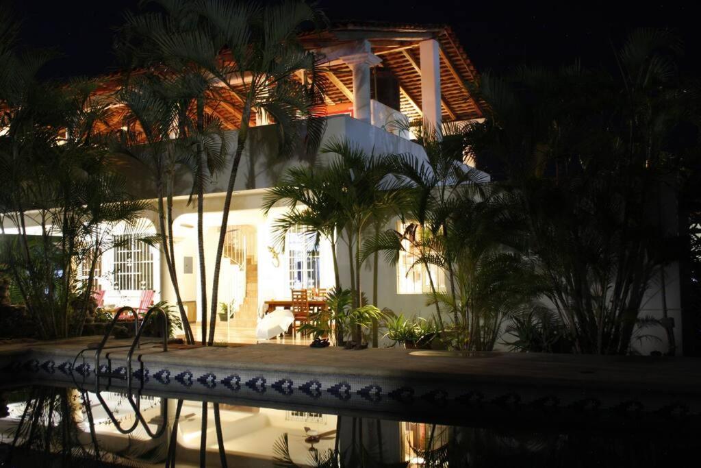 Lush Garden House near beaches with private pool. - Chambres d’hôtes