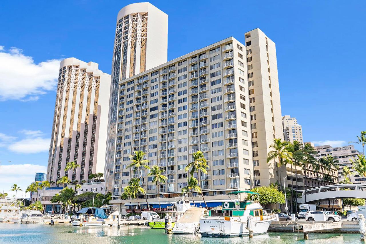 Stunning 1BR Ocean View Condo at Ilikai Marina - Chambres d’hôtes