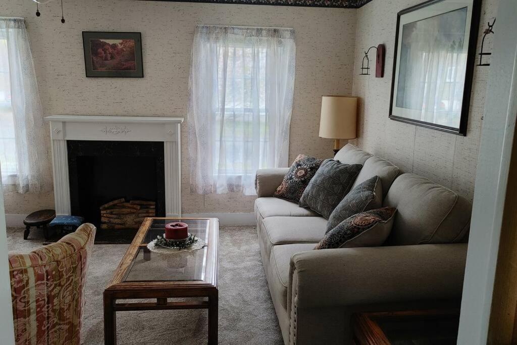 Entire Home - 4 Bedroom - Canandaigua - Steps Off Downtown - Walking distance to Restaurants, Shops, Breweries & Pubs - Bed and Breakfast Canandaigua