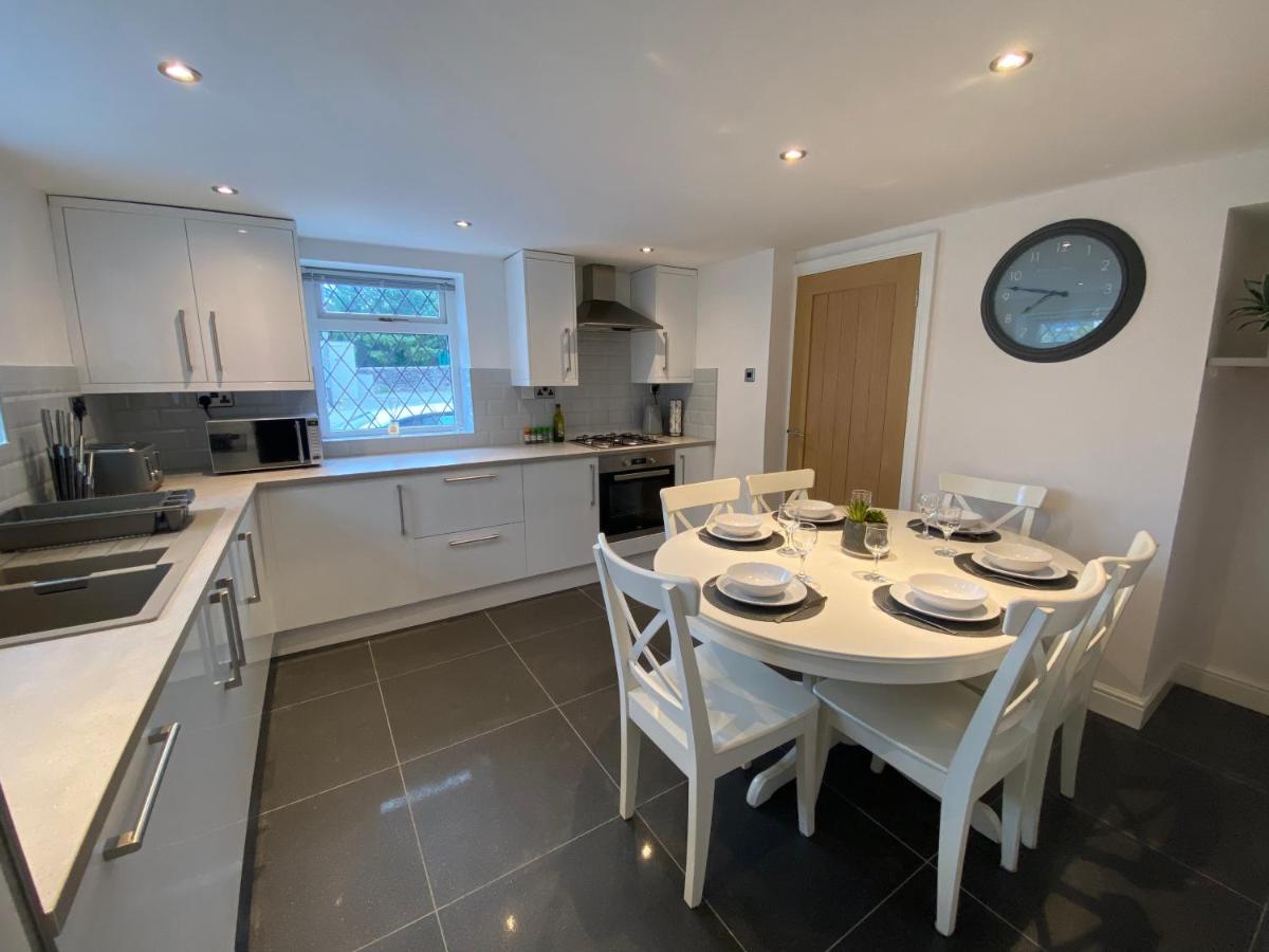 Modern 4-bed Cottage Llanwrst Town Centre & Parking - Snowdonia! near Betws-y-Coed - Chambres d'hôtes Llanrwst