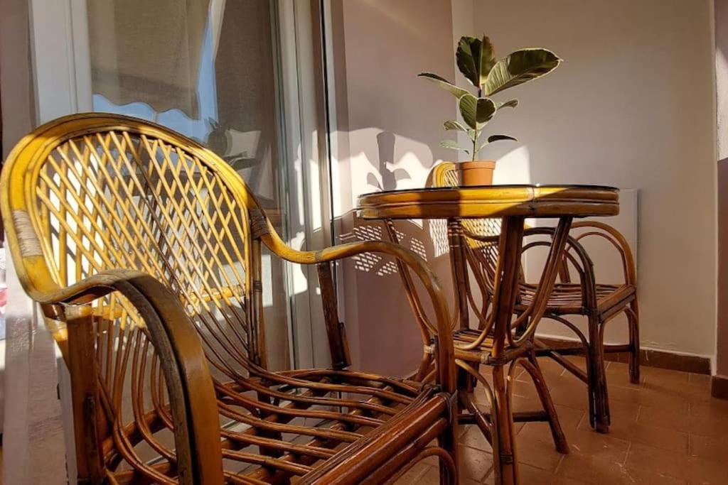 Cozy sunlit apartment with scenic balcony view - B&B