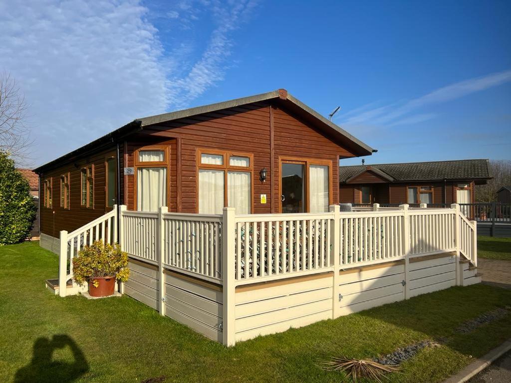 Daisy Lodge with Hot Tub - B&B