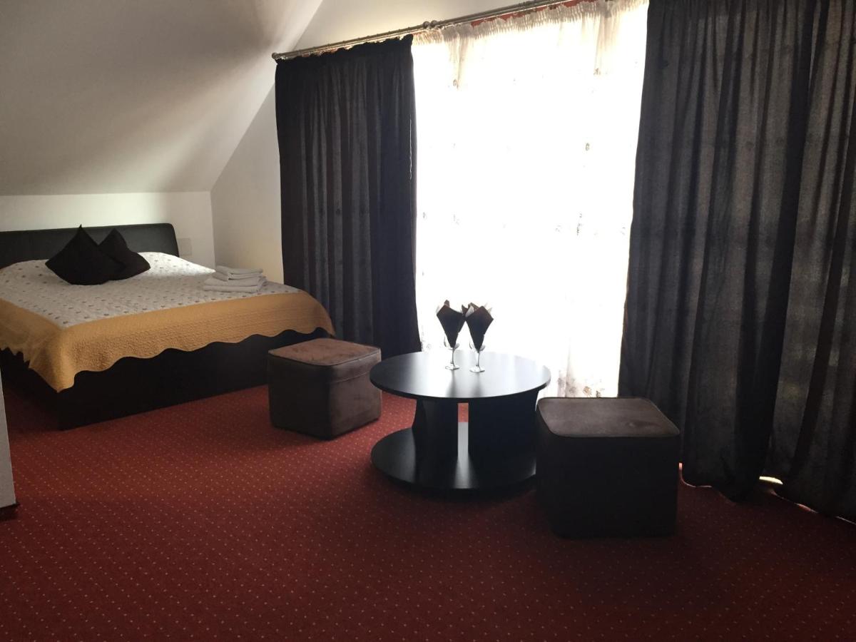 Habitación con cama extragrande y bañera de hidromasaje