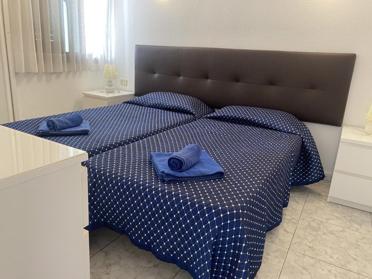 Self Catering, 1 bed Apartment, 13A2, Victoria Court 1, Los Cristianos, Tenerife - Chambres d'hôtes Arona