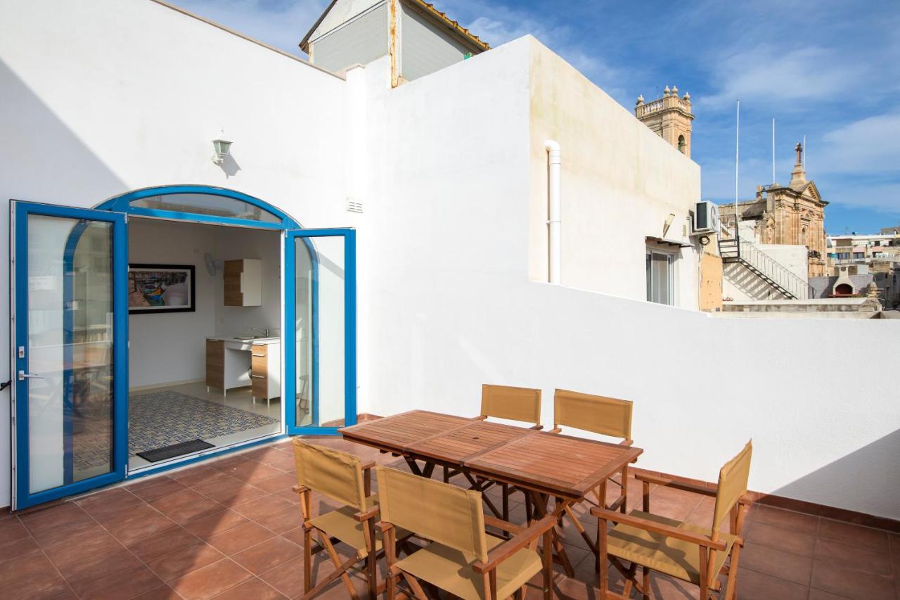Chic, Stylish Traditional Townhouse with Terrace - St. Paul’s Bay - B&B San Pawl il-Baħar