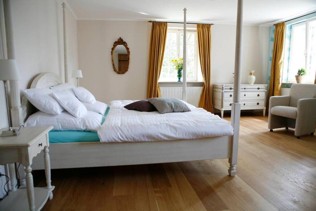 B&B Heek - Haus Keppelborg: ZI Elisabeth mit Burgmauerblick - Bed and Breakfast Heek