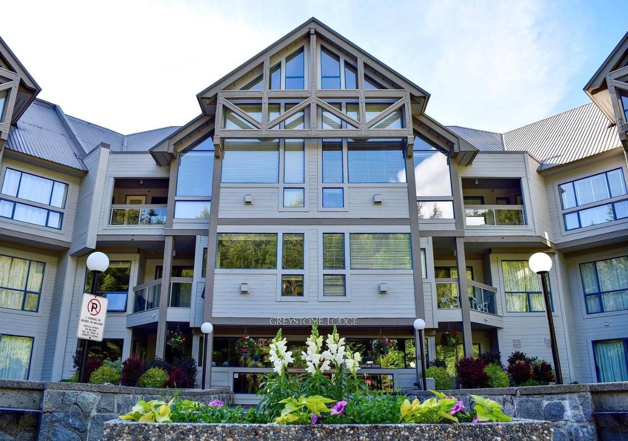 Elegant Ski In Ski Out Condo by Harmony Whistler - B&B