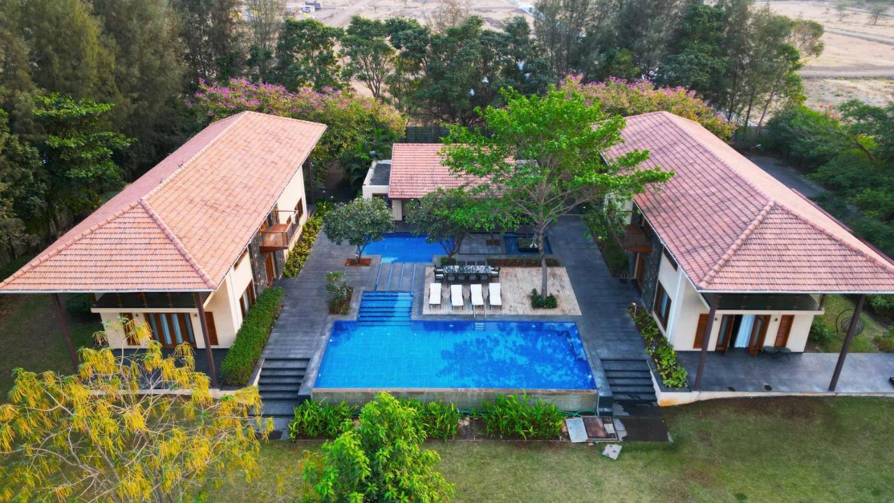 B&B Nashik - SaffronStays Courtyard, Nashik - infinity pool villa with a huge party lawn - Bed and Breakfast Nashik