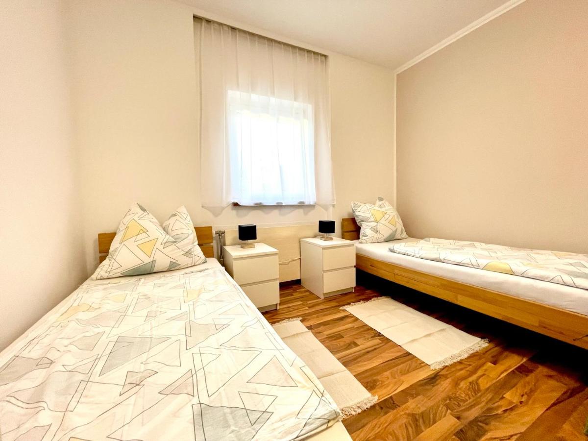 Tweepersoonskamer met 2 Aparte Bedden en Gedeelde Badkamer