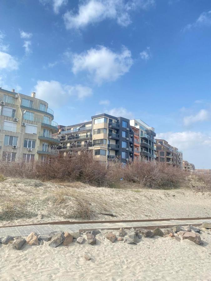 Sea View Apartment with Free Parking - Ferienwohnung