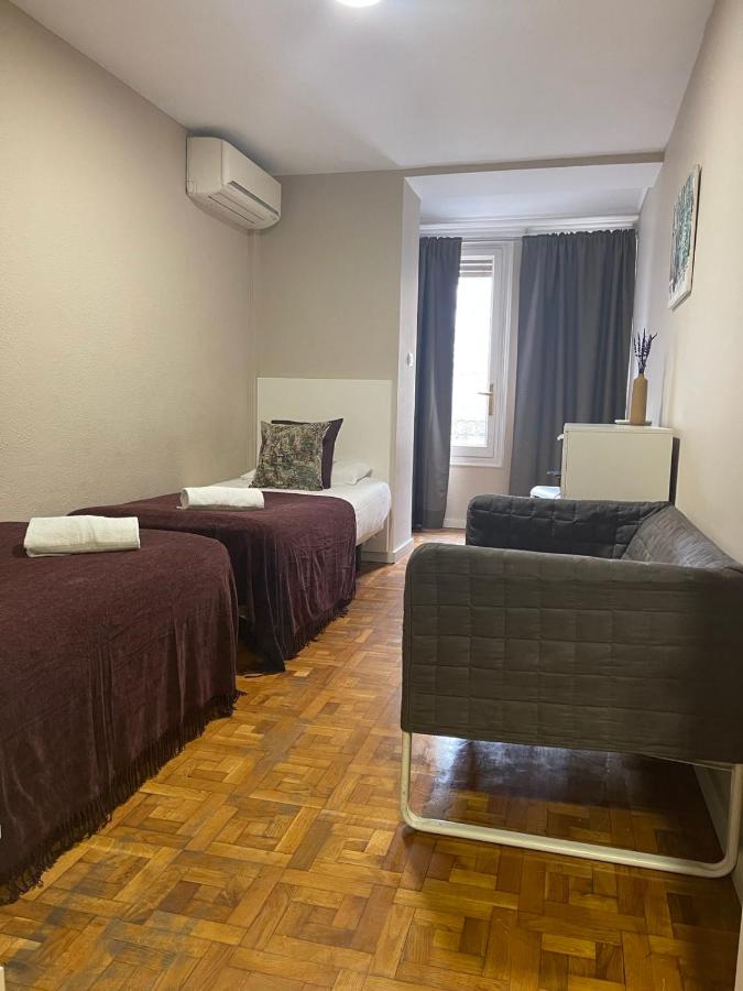 Chambre Lits Jumeaux avec Salle de Bains Commune