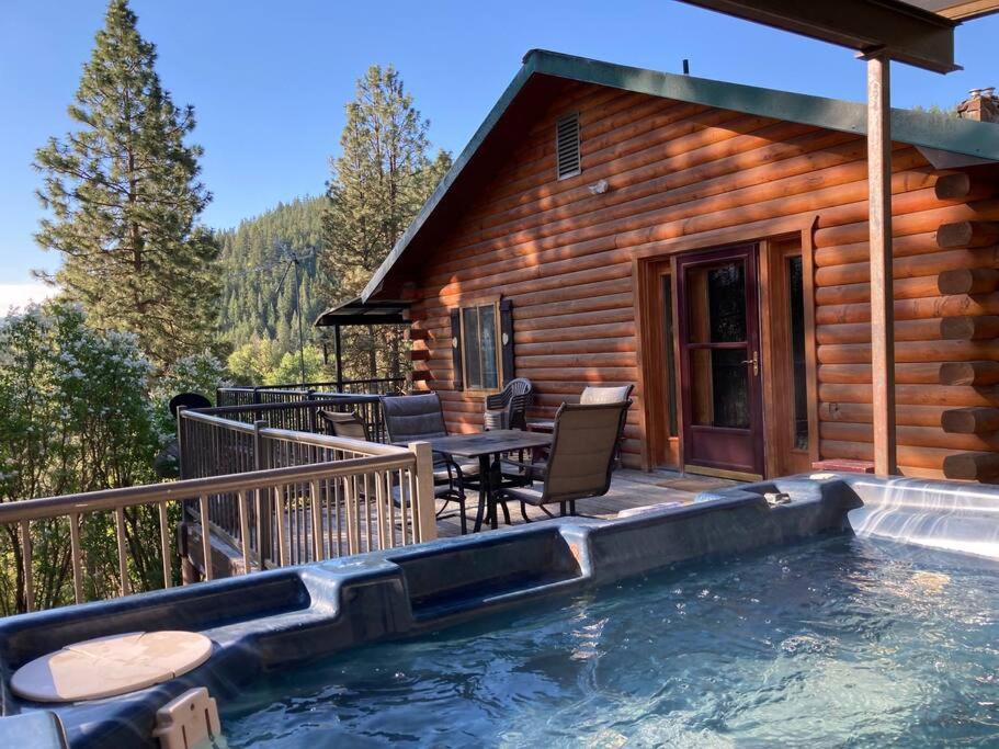 Hummingbird Hill Resort: Hot Tub, Views, Wildlife, 3D movies, Hiking, Bikes, Sleds, Games, Kids & Pets Love It - B&B