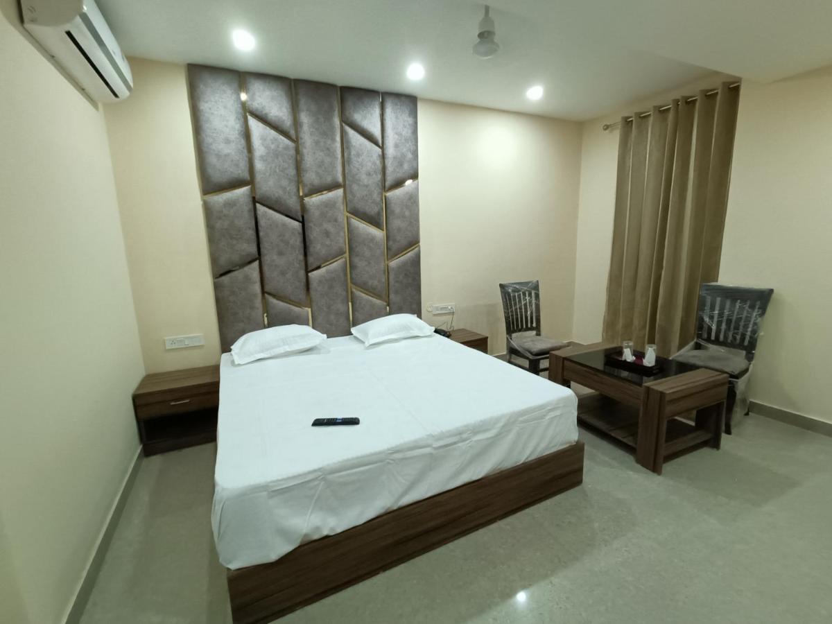 Deluxe Double Room (2 Adults + 1 Child)