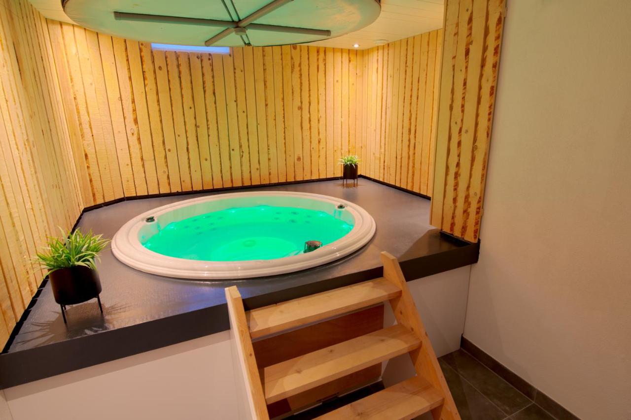 B&B Tzummarum - Jacuzzi & Sauna Villa - Bed and Breakfast Tzummarum