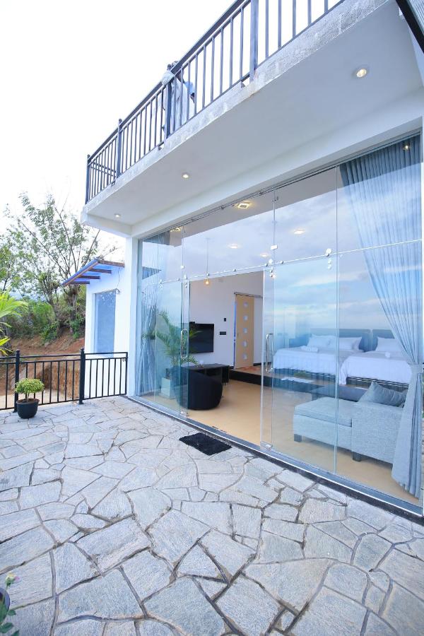Ro Yo Rock Ella - B&B