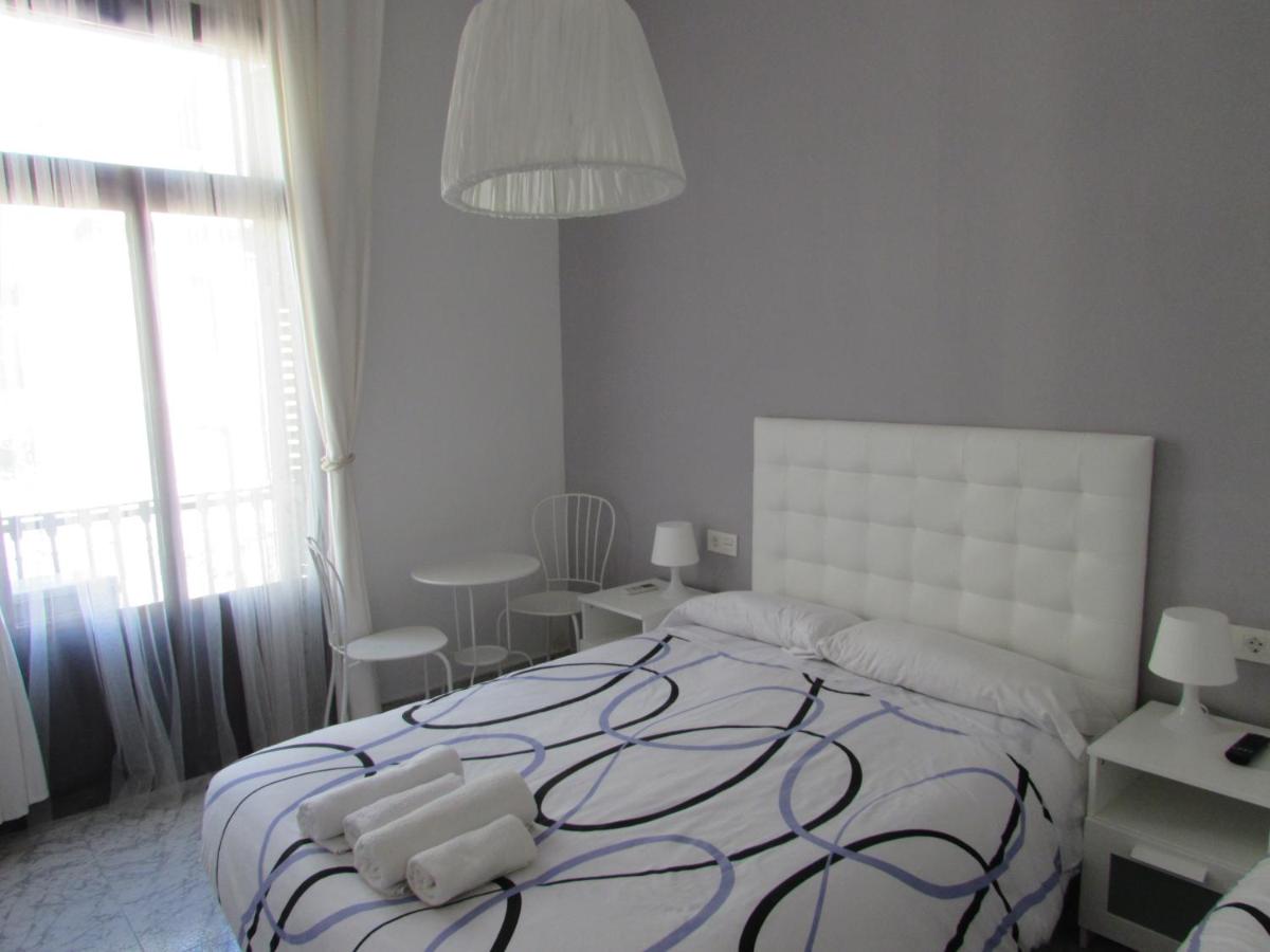Habitación Doble con baño privado y balcón
