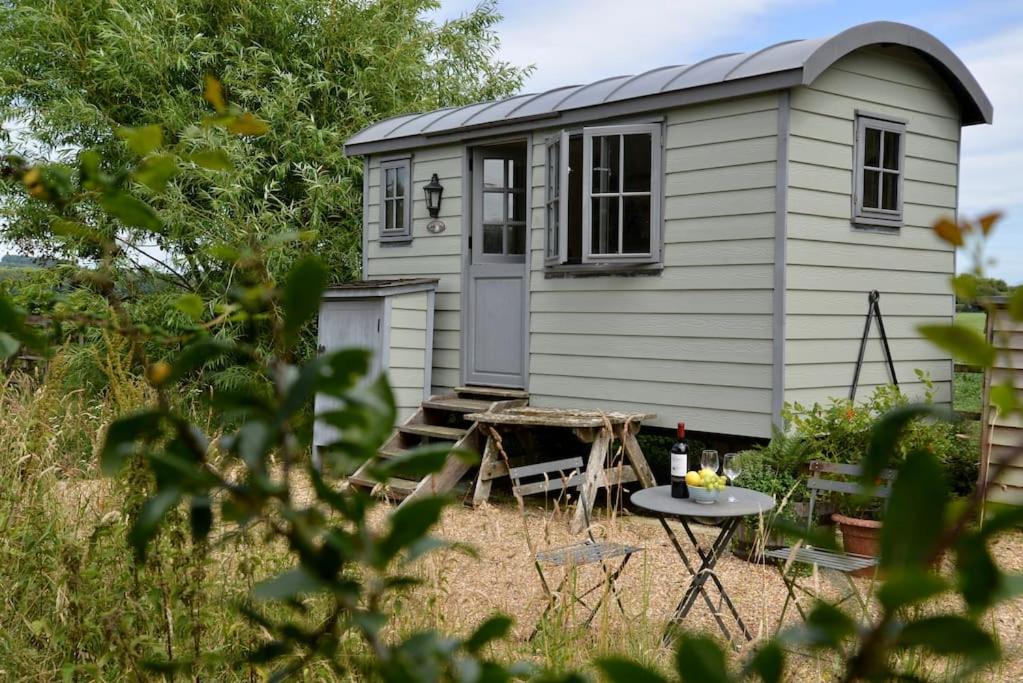 B&B Chichester - The Shepherd's Hut @ Chichester Cottage - Bed and Breakfast Chichester