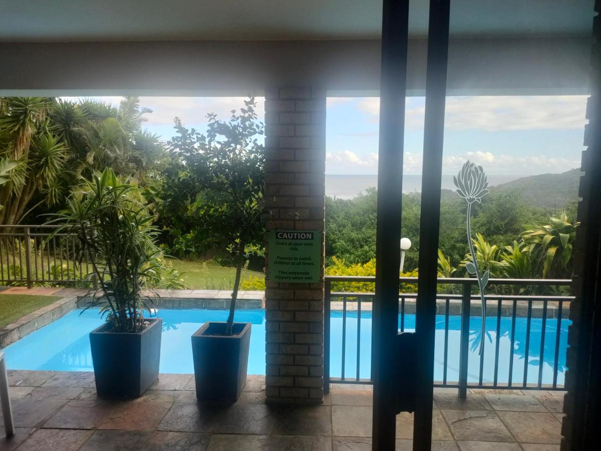 Tweepersoonskamer met 2 Aparte Bedden ent Uitzicht op het Zwembad