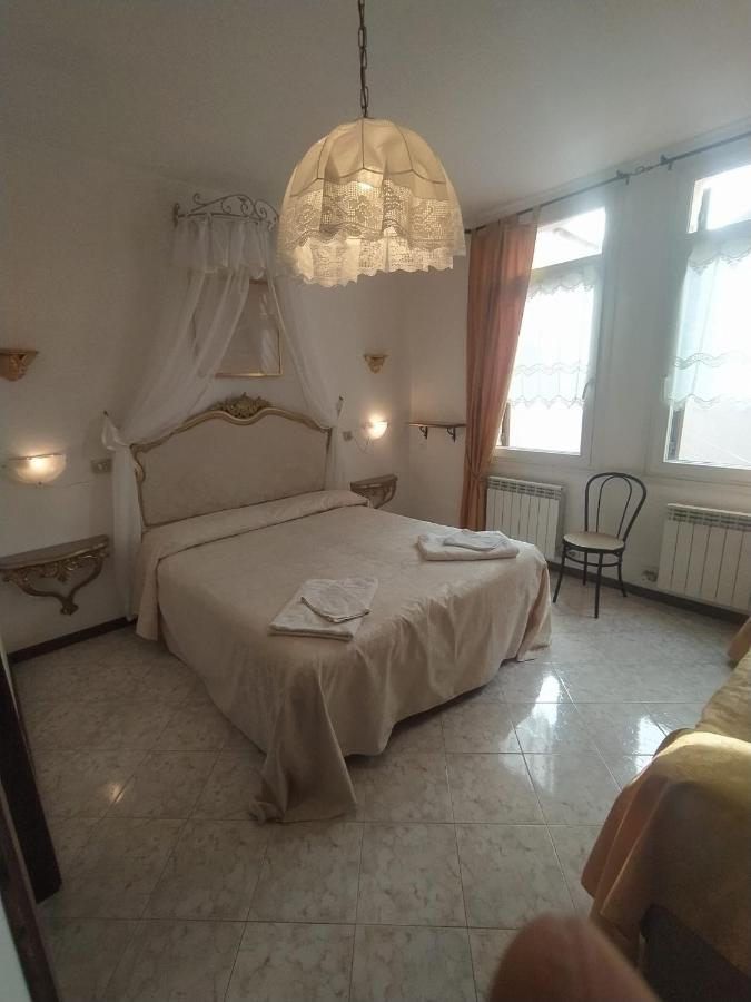 Camera Matrimoniale/Doppia con Letti Singoli con Bagno