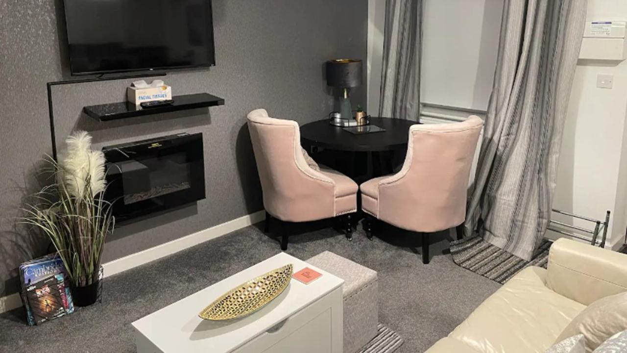 Penelope Maison - London in 50 Mins, Free Parking, 1 BDRM Home - B&B