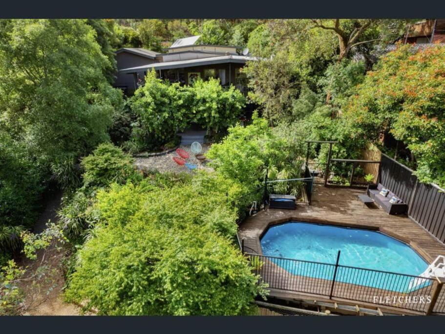 B&B Warrandyte - Resort-style 4 bdrm home w pool, spa & billiards! - Bed and Breakfast Warrandyte