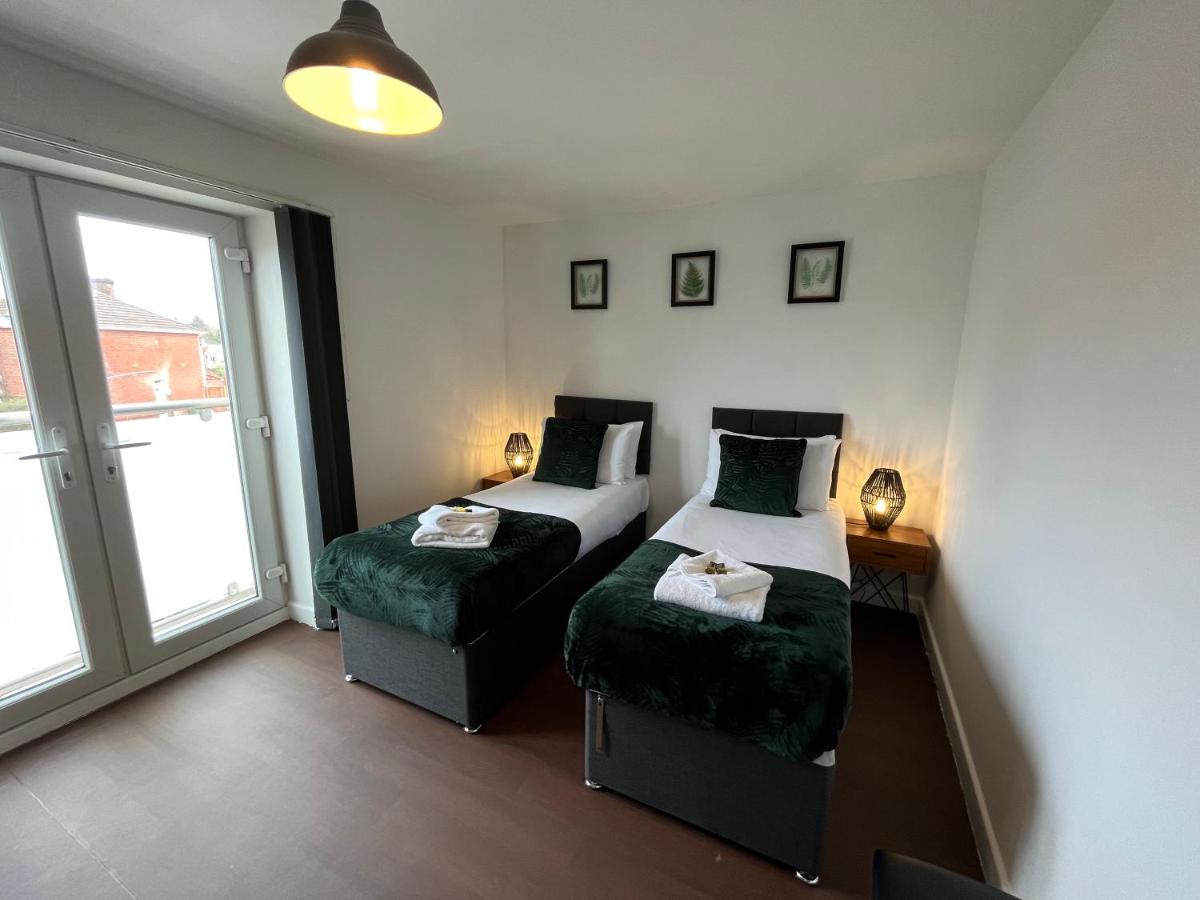 Stylish 2 Bed Riverside Flat, Single or Kingsize beds, Free Parking - B&B
