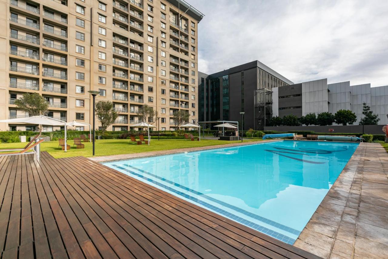 RAD STAYS - 60 Westpoint 89 Grayston Dr Morningside - B&B Johannesburg