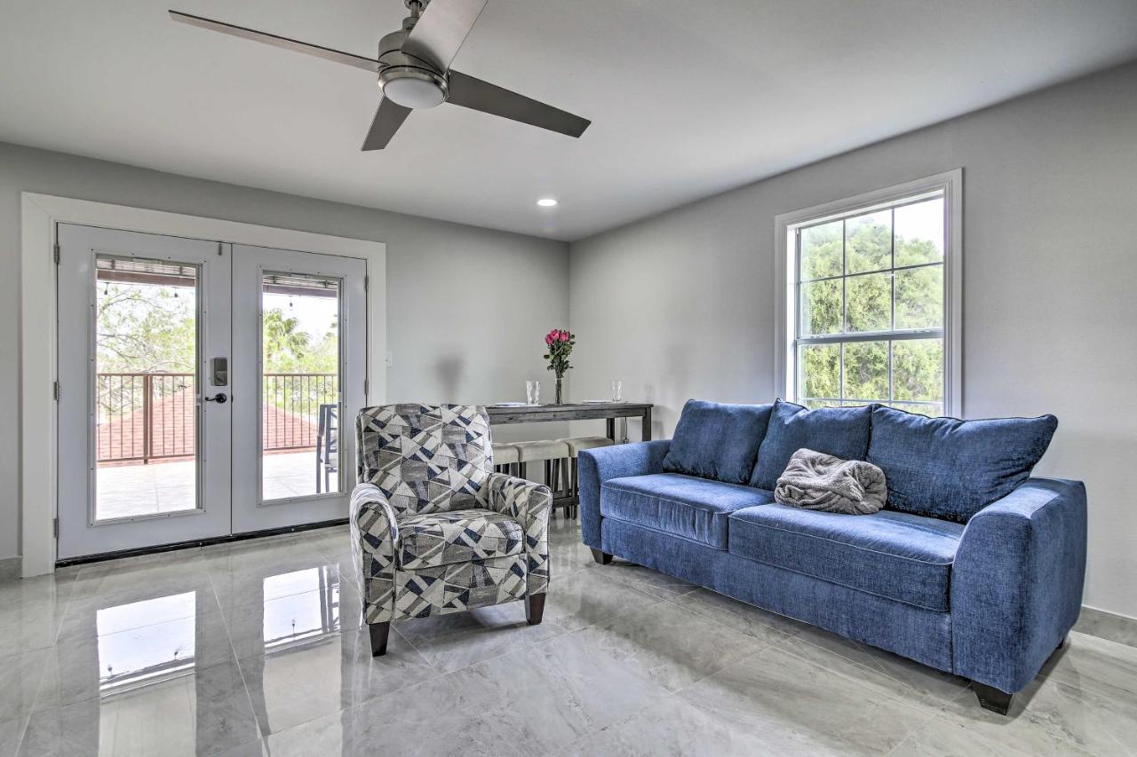 Patio and Balcony Gulf Coast Retreat in Brownsville - B&B
